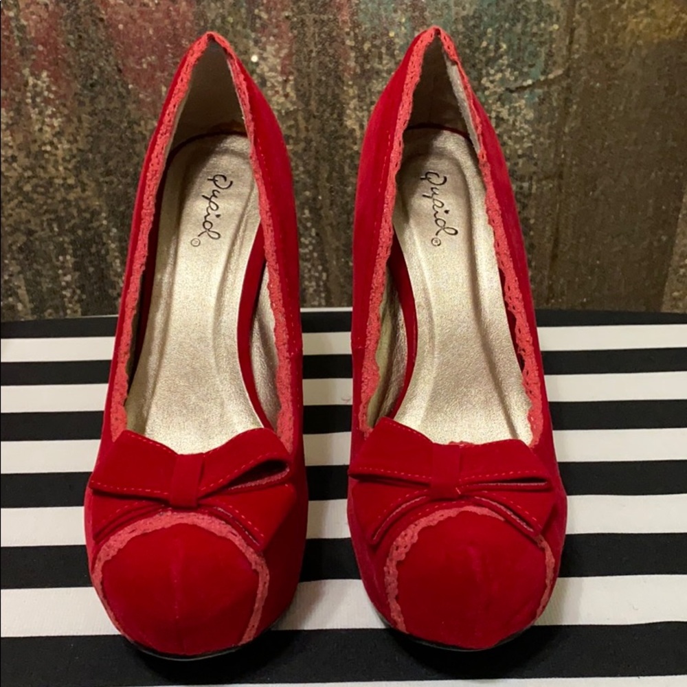 ⭐️ Red velvet Qupid stilettos.